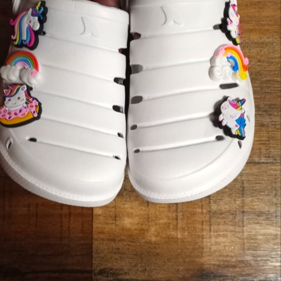 Girls Sz 1 Rugged Shark Slip On Shoes with Unicorn Croc Charms - Picture 4 of 6